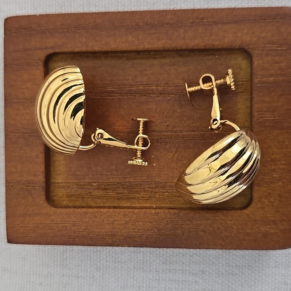 NAPIER BRIGHT GOLD TONE SCREW BACK/LEVER BACK EARRINGS - Picture 2 of 3